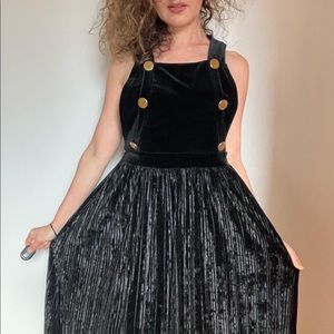 Vintage black velvet and velour overalls dress. I’d say it’s a sz small- medium.